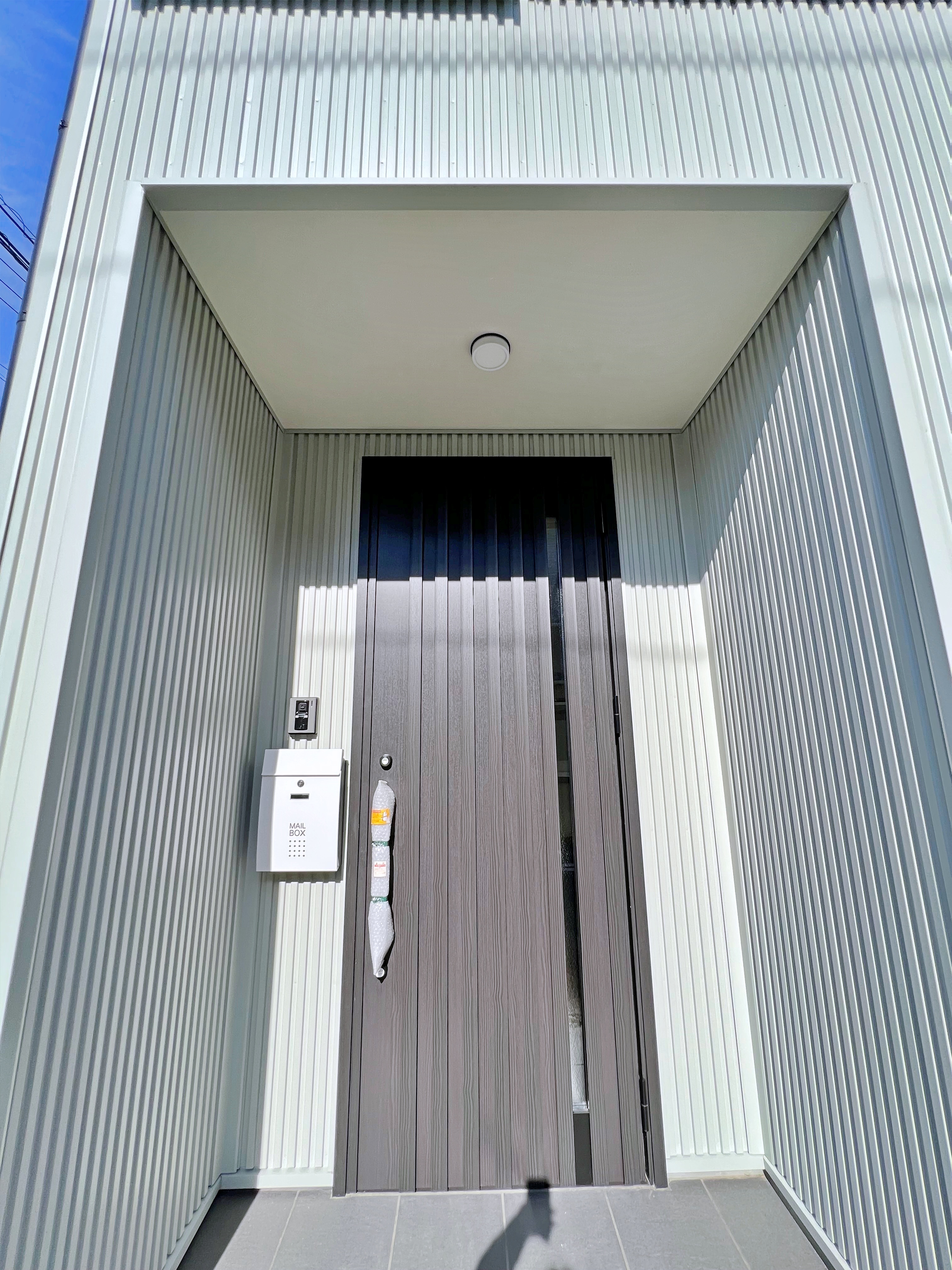 フルリノベーション物件　玄関ホール、玄関、玄関ポーチ新設